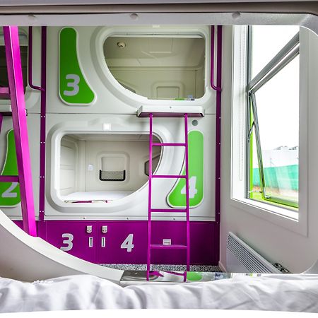 Lylo Christchurch Airport Exterior foto Interior of a capsule hotel