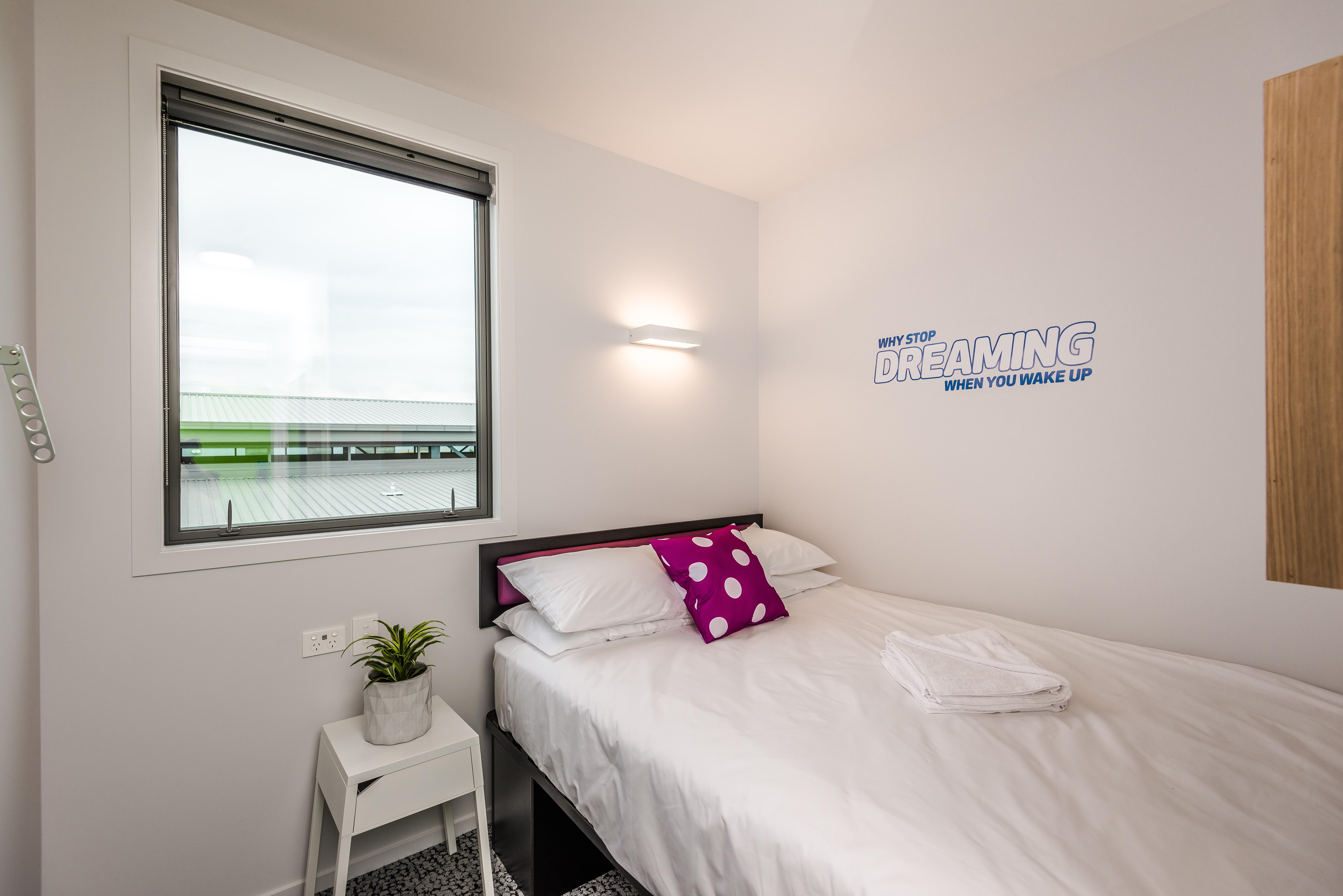 Lylo Christchurch Airport Exterior foto A room at the Dreaminn hotel in Madrid, Spain