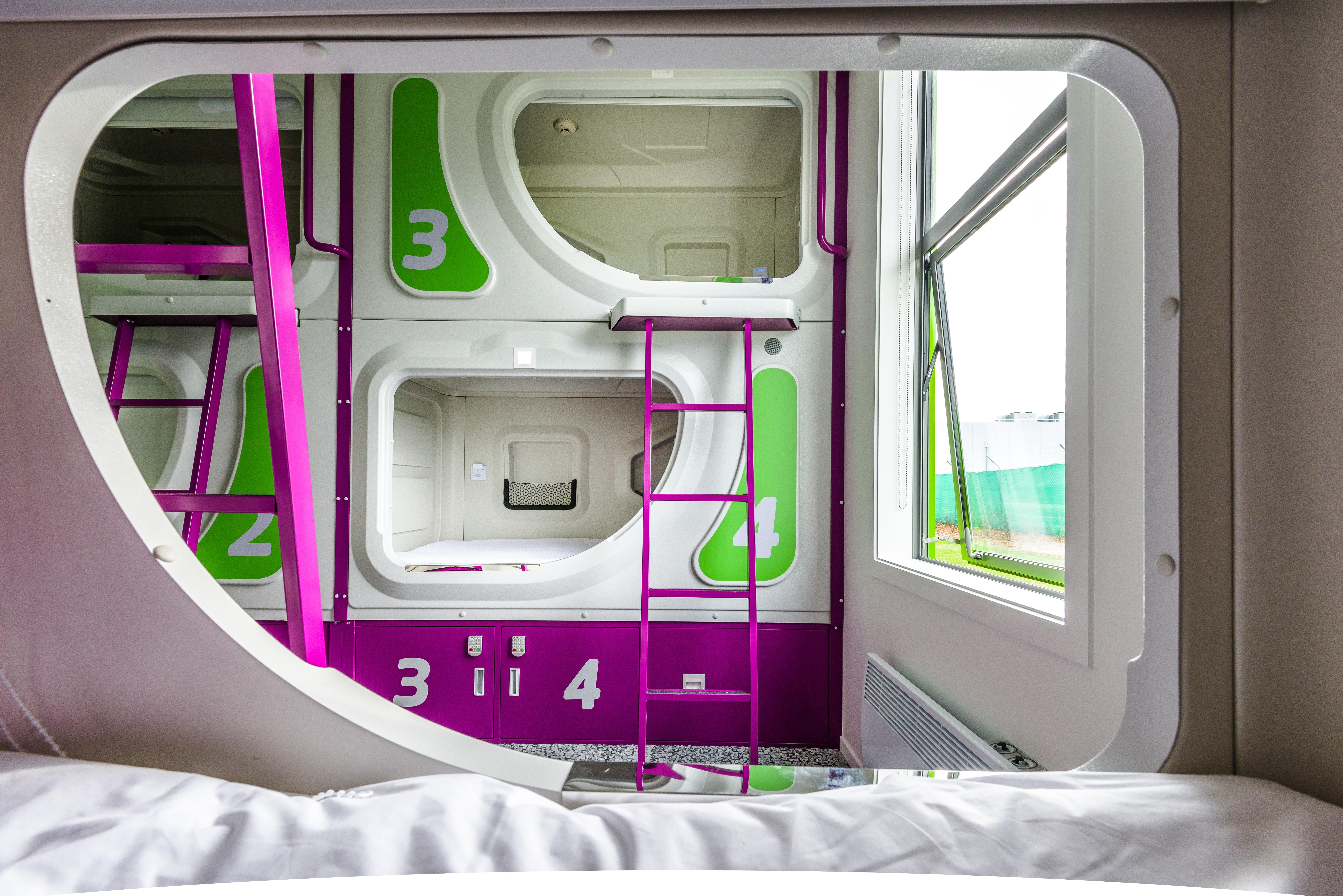 Lylo Christchurch Airport Exterior foto Interior of a capsule hotel