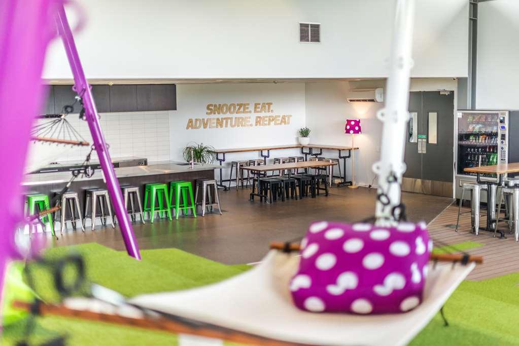 Lylo Christchurch Airport Facilități foto The Adventure Room