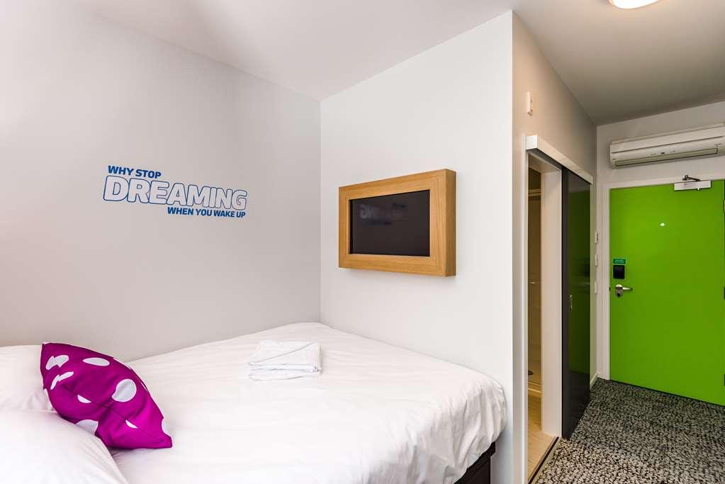 Lylo Christchurch Airport Cameră foto A typical room at the hotel
