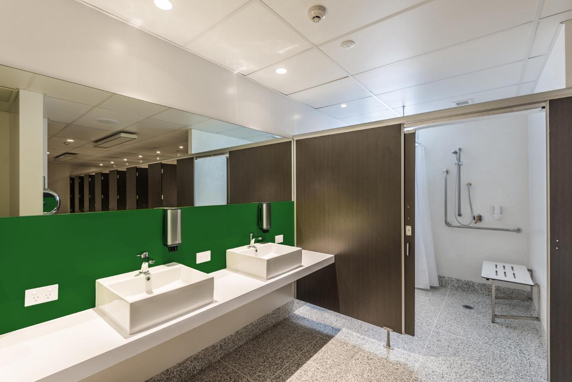 Lylo Christchurch Airport Exterior foto A washroom at the airport