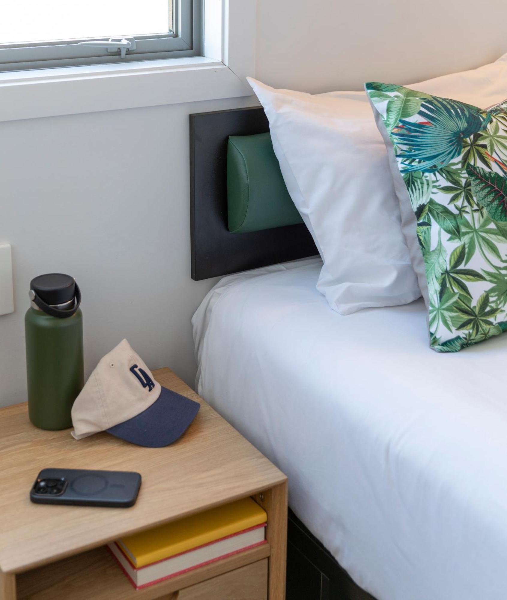 Lylo Christchurch Airport Exterior foto A bed in a student residence hall at the University of Washington