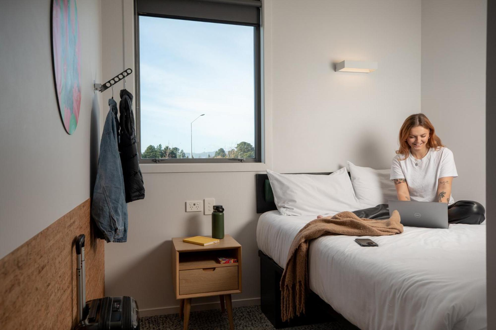 Lylo Christchurch Airport Exterior foto A student in a bedroom at the University of Tasmania's New College