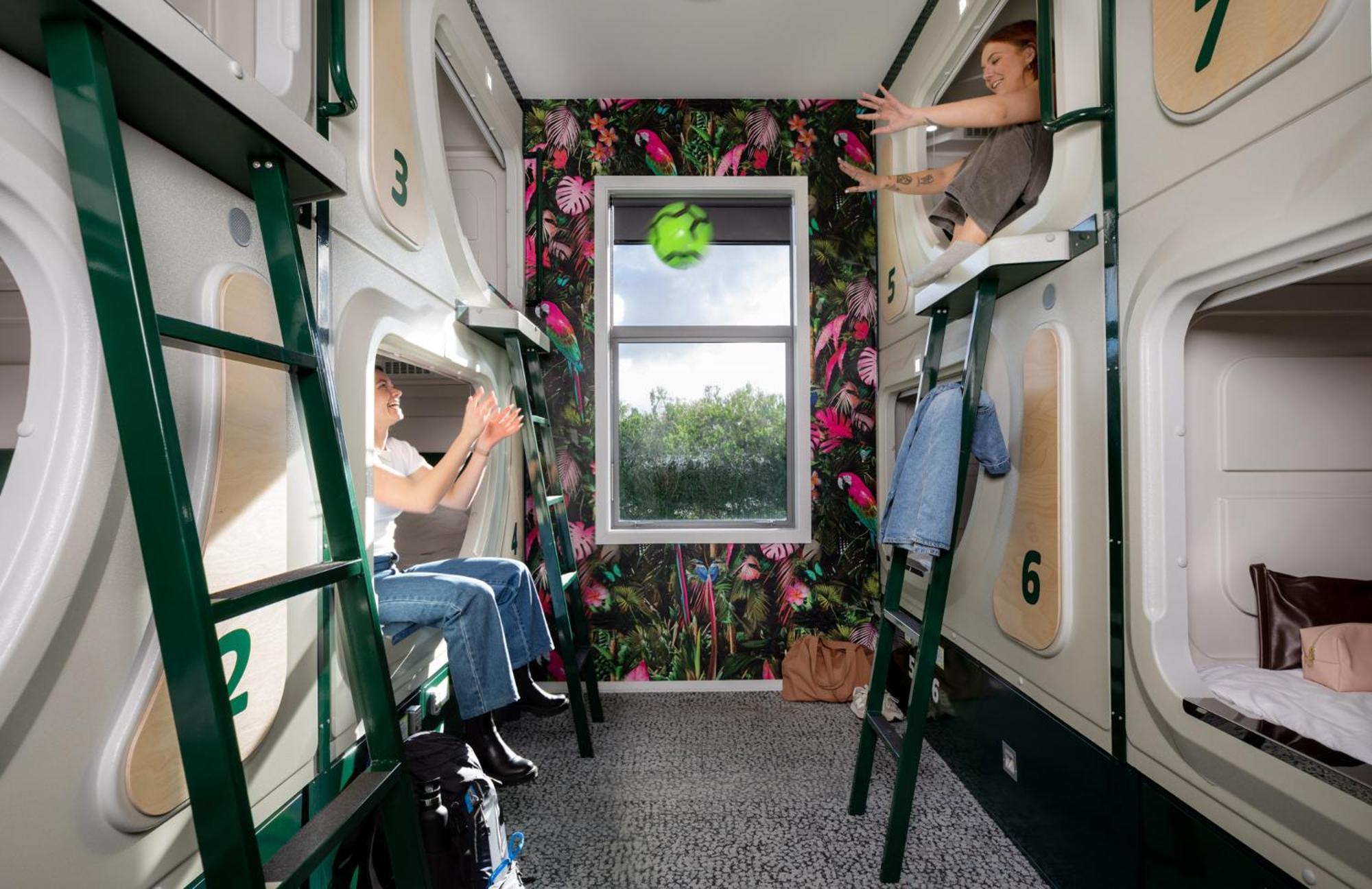 Lylo Christchurch Airport Exterior foto A capsule room at a capsule hotel in Tokyo, Japan
