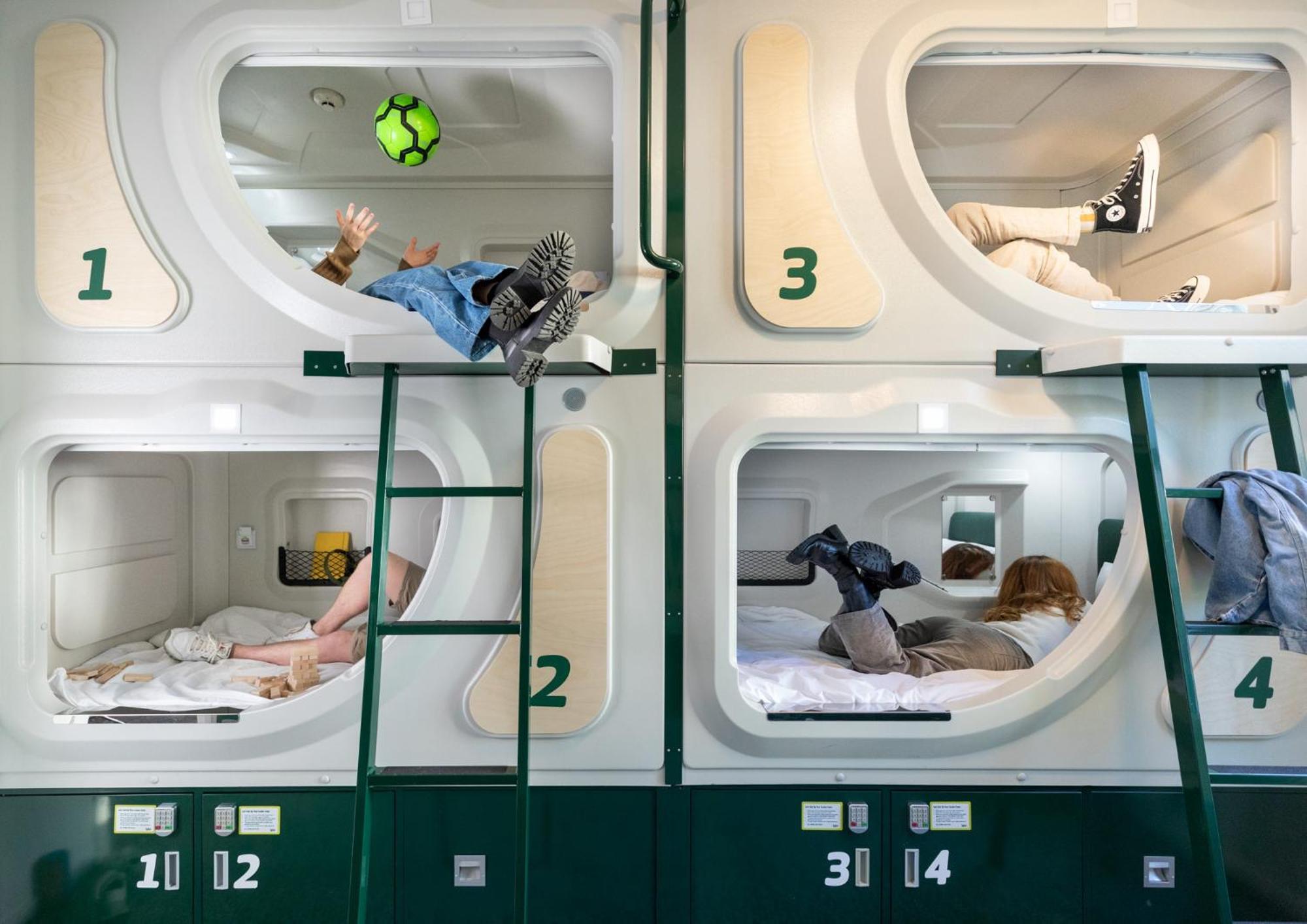 Lylo Christchurch Airport Exterior foto Capsule hotel in Tokyo