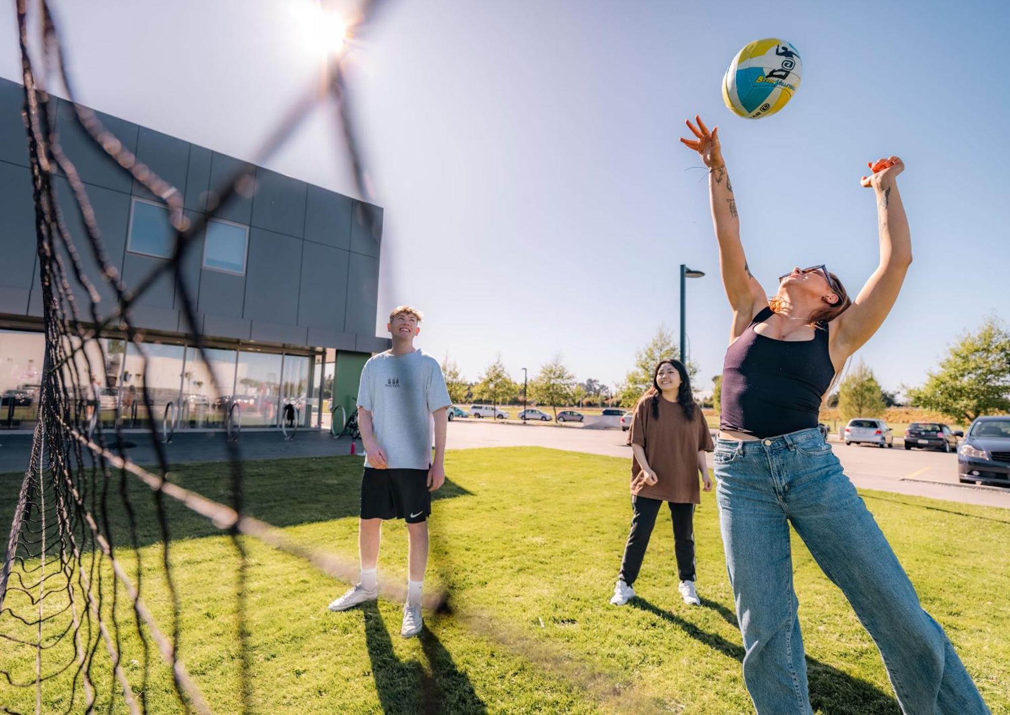 Lylo Christchurch Airport Exterior foto Students playing volleyball at the University of Roehampton