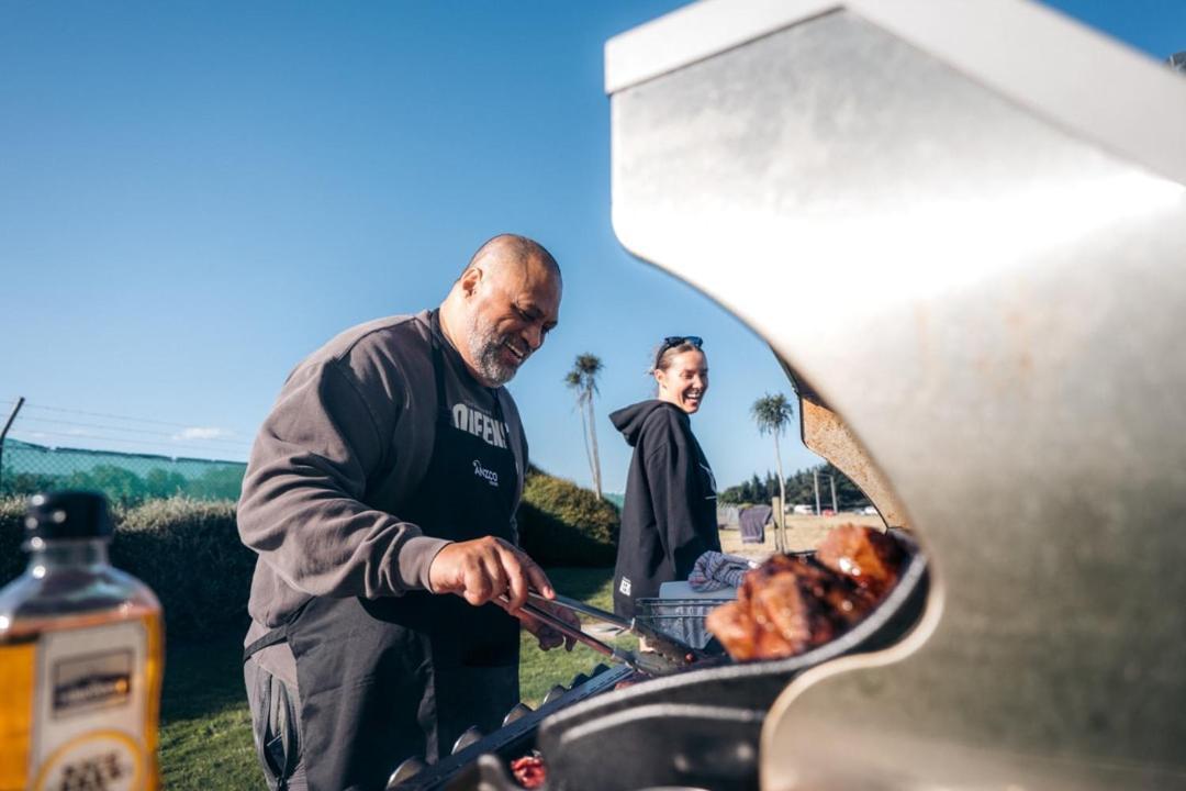 Lylo Christchurch Airport Exterior foto A man cooking a barbecue